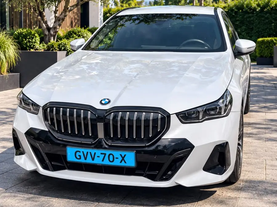 Witte BMW 5-Serie taxi voor personen- en zakelijk vervoer