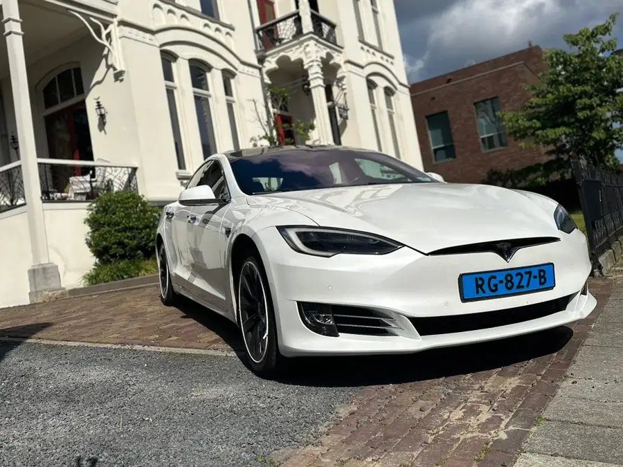 Witte Tesla Model S elektrische taxi