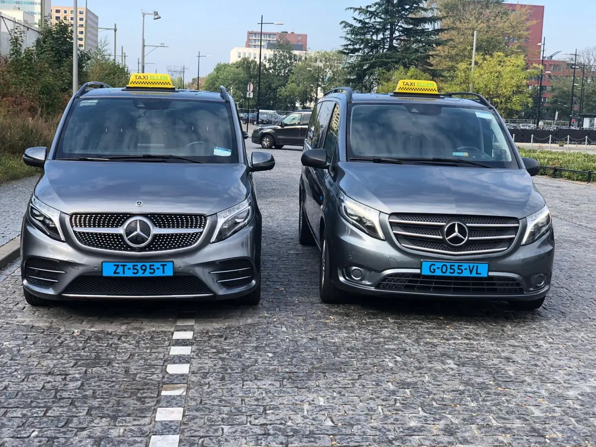 Twee Mercedes taxibussen met daklicht – horeca taxi De Moer
